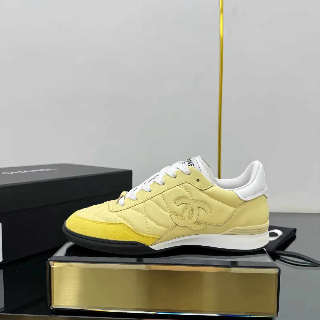 👟👟Ex-factory price 600👟👟 Top version Chanel Chanel - 2025 counter top casual sports shoes. This classic design; the upper is electro-embroidered with a variety of techniques; the outsole is fashionable and sporty; it is extraordinary and incorporates a variety of color matching elements... The diversified mix and match is very beautiful and versatile, and can be used for leisure, fashion, sports and outdoor... ꫛꫀꪝ Go➫ Material: ❶Upper is made of: original imported mercerized velvet + double-layer breathable mesh ❷Inside is made of: original imported breathable mesh ❸Outsole is based on: original TPU combination outsole Counter boutique packaging complete set for women 35–41 👉